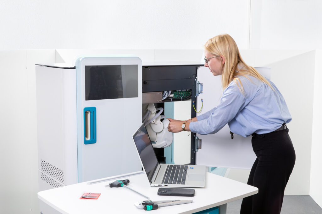 Customer Care Specialist working on Aletta